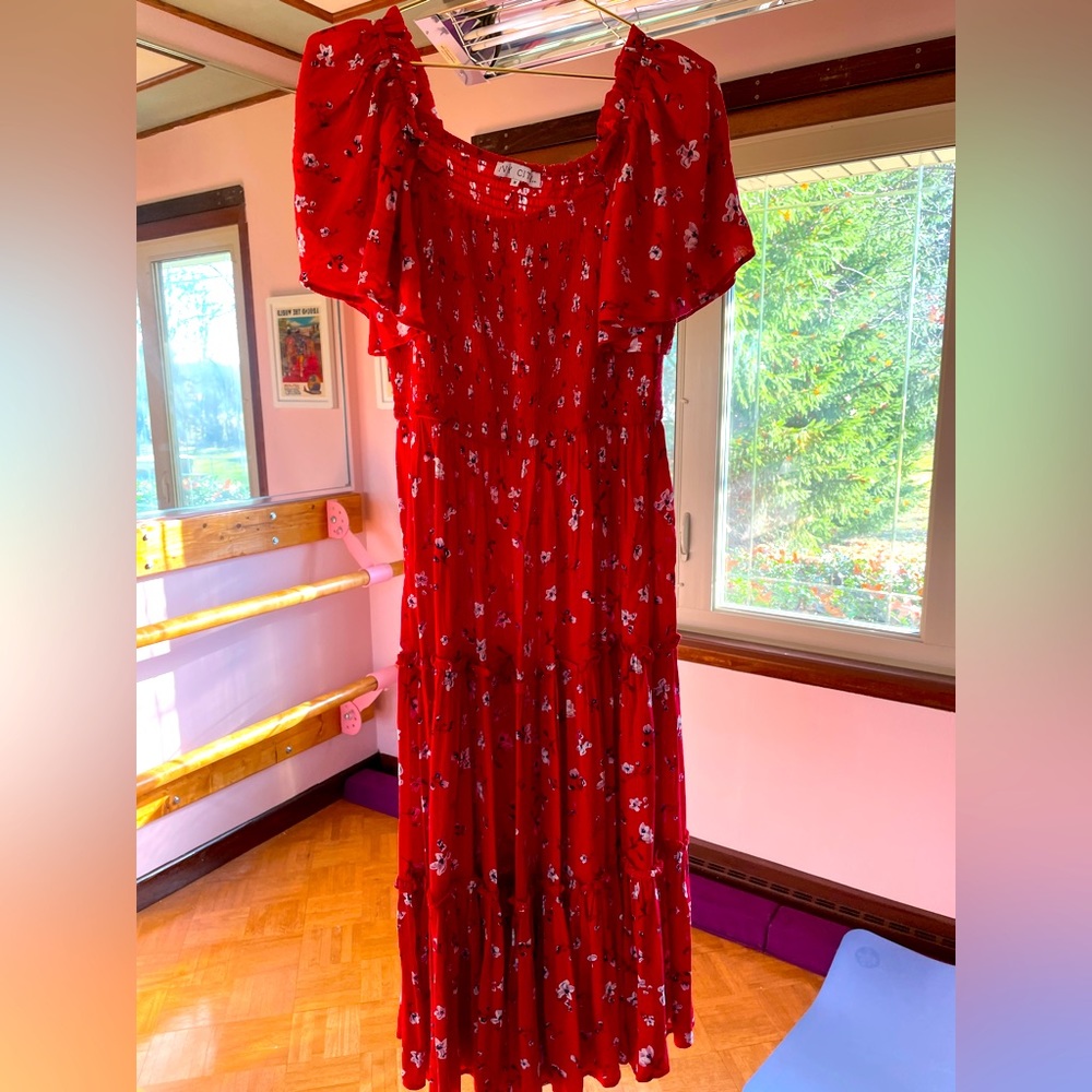 Worn once for pictures with daughters. Lovely quality and super comfortable.